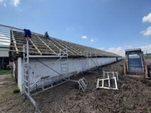 Gazdasági épület nádtetőre szerelt lemezfedéssel