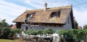 Idősebb nádtető karbantartása és javítása a hosszabb élettartam érdekében