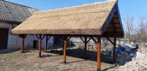 Filagória nádtetővel, egyedi szerkezeti kialakítással