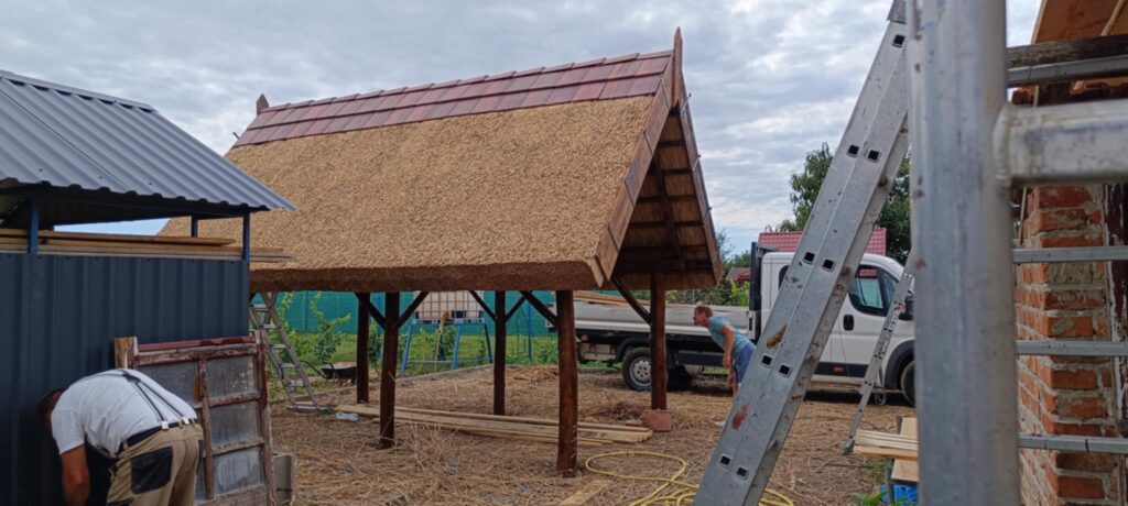 Nádtetős filagória készítése kerti pavilonhoz, természetes árnyékolással
