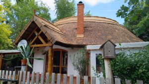 Nádtető javítása egyenetlen felület korrigálásával és tömörítéssel