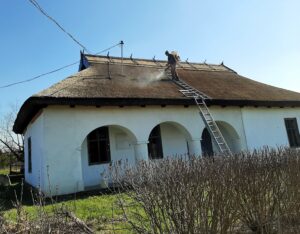 Nádtető tűzvédelmi kezelése Commu Nova lángmentesítő anyaggal permetezés közben