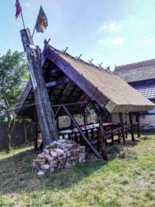 Nádtetős pavilon felújítása hagyományos technológiával