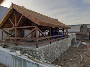 Nádtetős pavilon készítése és felújítása meglévő szerkezeten