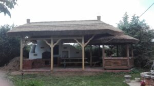 hűsölő készítése kertben, természetes árnyékolással