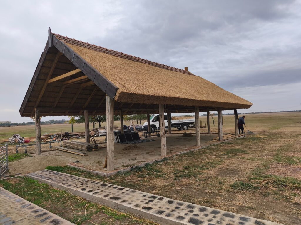 Tanyasi gazdasági épület nádtető fedéssel, hagyományos kialakításban